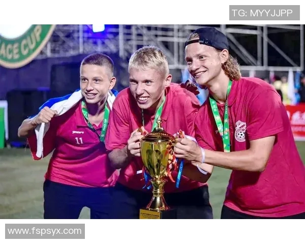 国际足球明星齐聚一堂热情鼓掌展现团结精神与友谊风采